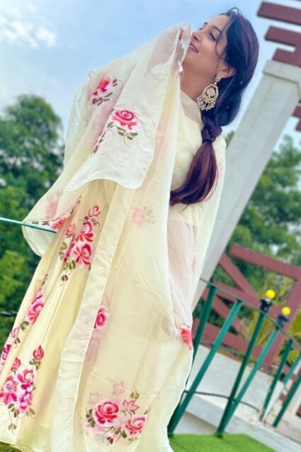White Color Beauteous Salwar Suit On Georgette