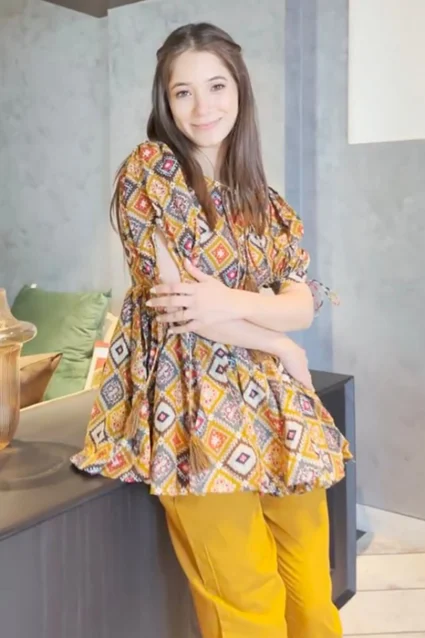 Latest Rhombus Patterned Dori Suit With Straight Pants In Mustard Yellow Shade Latest Rhombus Patterned Dori Suit With Straight Pants In Mustard Yellow Shade