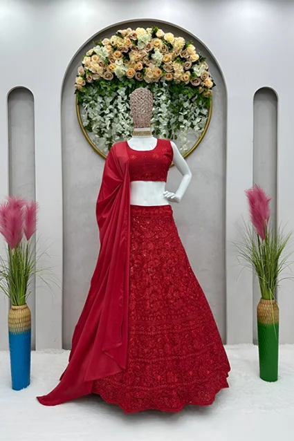 Kareena Kapoor Red Bridal Lehenga Choli Set With Dupatta