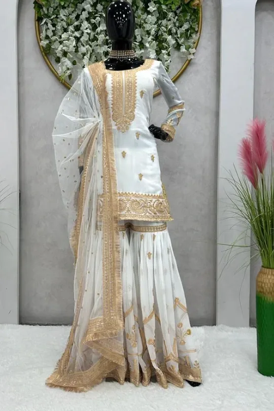 Fotografia do Stock: Pakistani Indian bride showing wedding lehenga sharara  design , Indian wedding dress and heavy gold jewelry , | Adobe Stock