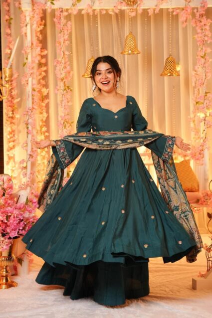 Kamakshee Muslin Suit Set Sophisticated Muslin Ensemble with Elegant Embroidery