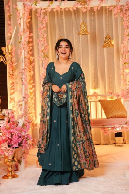 Kamakshee Muslin Suit Set Sophisticated Muslin Ensemble with Elegant Embroidery