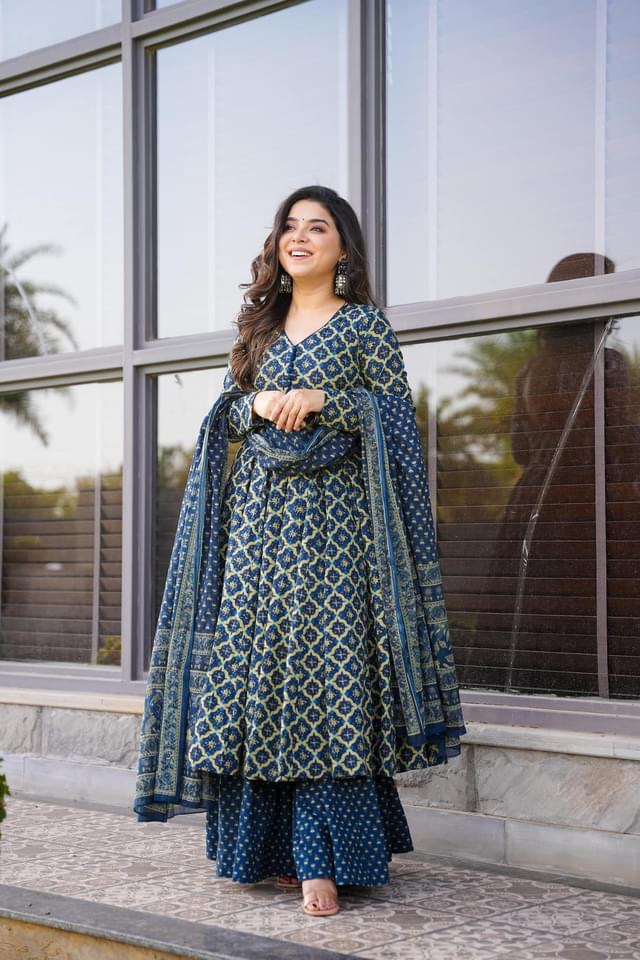 Jade Tide Cotton Suit Set Soothing Sea-Green Cotton Kurta with Wide-Leg Pants and Dupatta Jade Tide Cotton Suit Set Soothing Sea-Green Cotton Kurta with Wide-Leg Pants and Dupatta