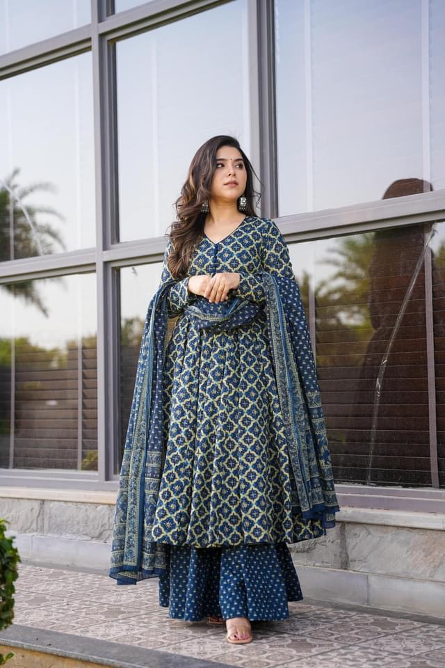 Jade Tide Cotton Suit Set Soothing Sea-Green Cotton Kurta with Wide-Leg Pants and Dupatta Jade Tide Cotton Suit Set Soothing Sea-Green Cotton Kurta with Wide-Leg Pants and Dupatta